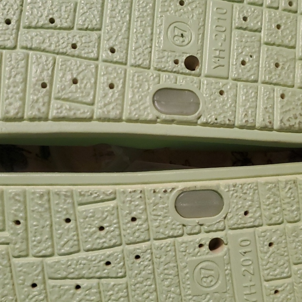 BNWT:  Green Rubber Sandals - Picture 6 of 6